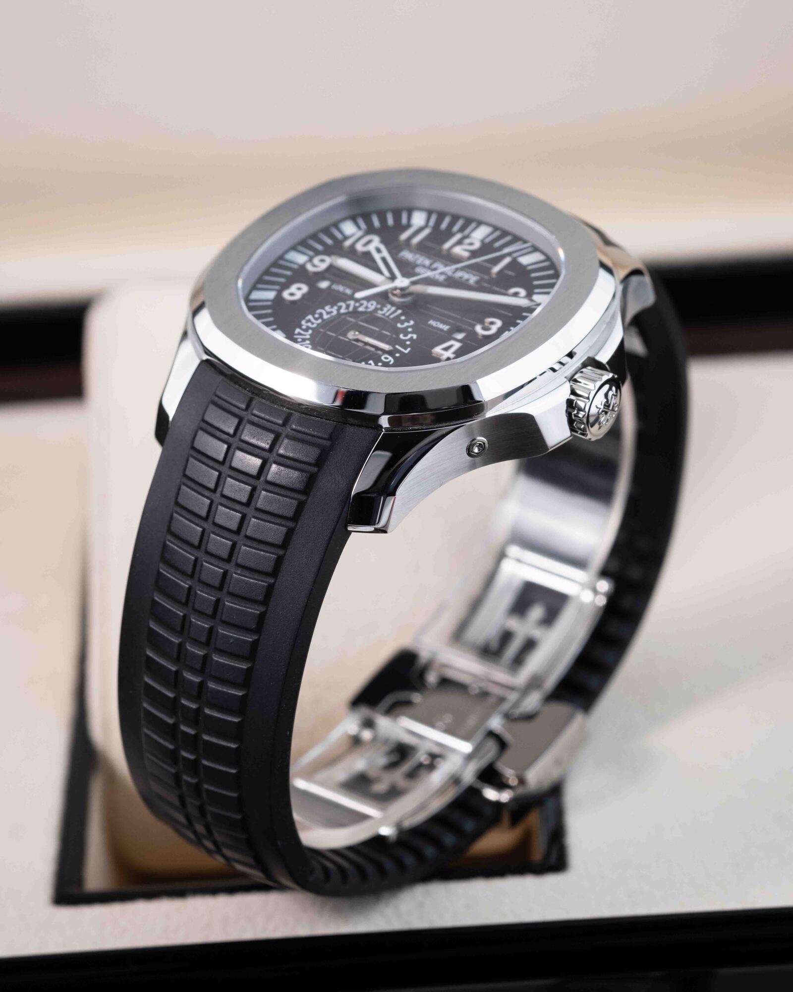 Patek Philippe Aquanaut 5164A-001, view 3