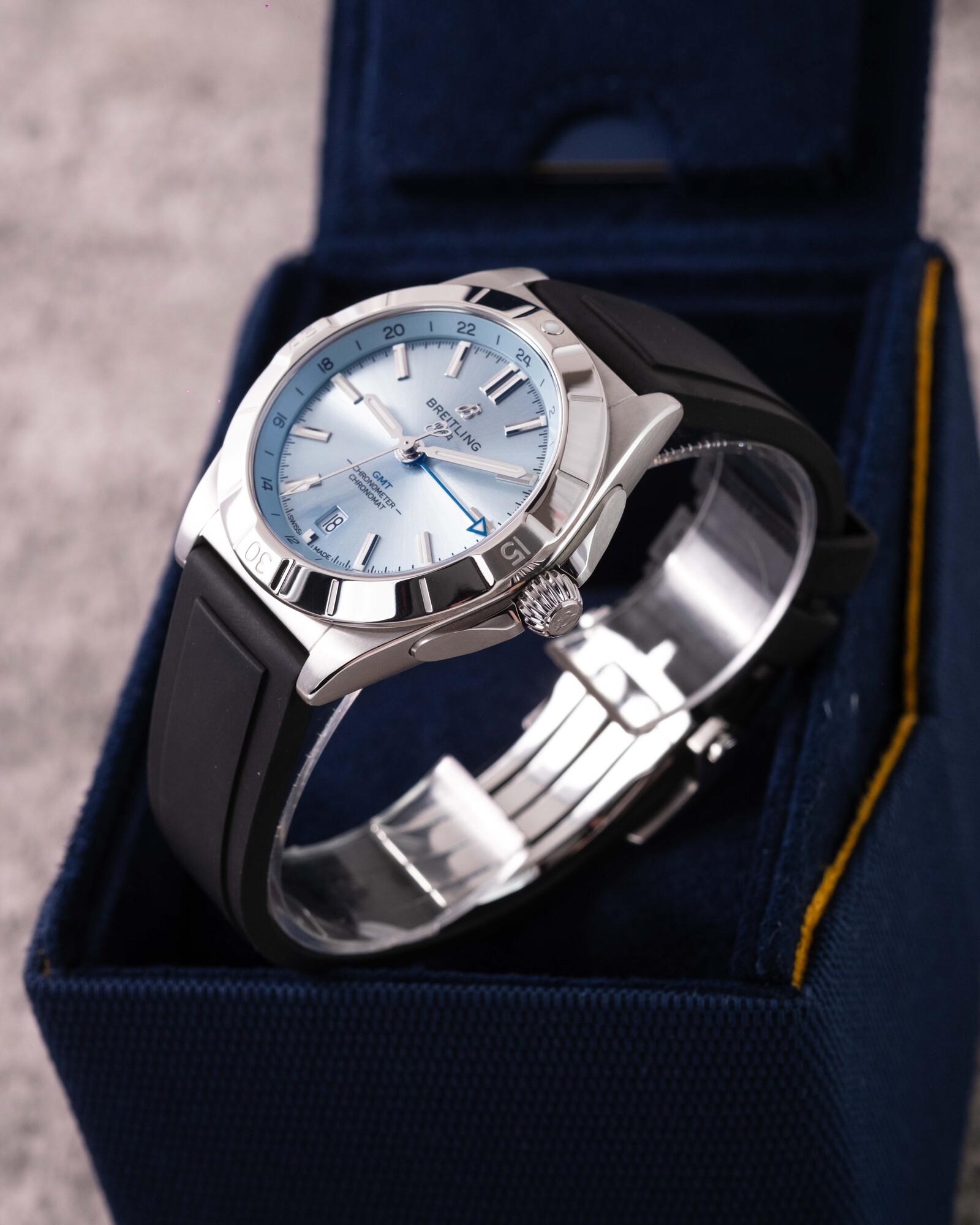 Breitling Chronomat GMT P32398, view 3